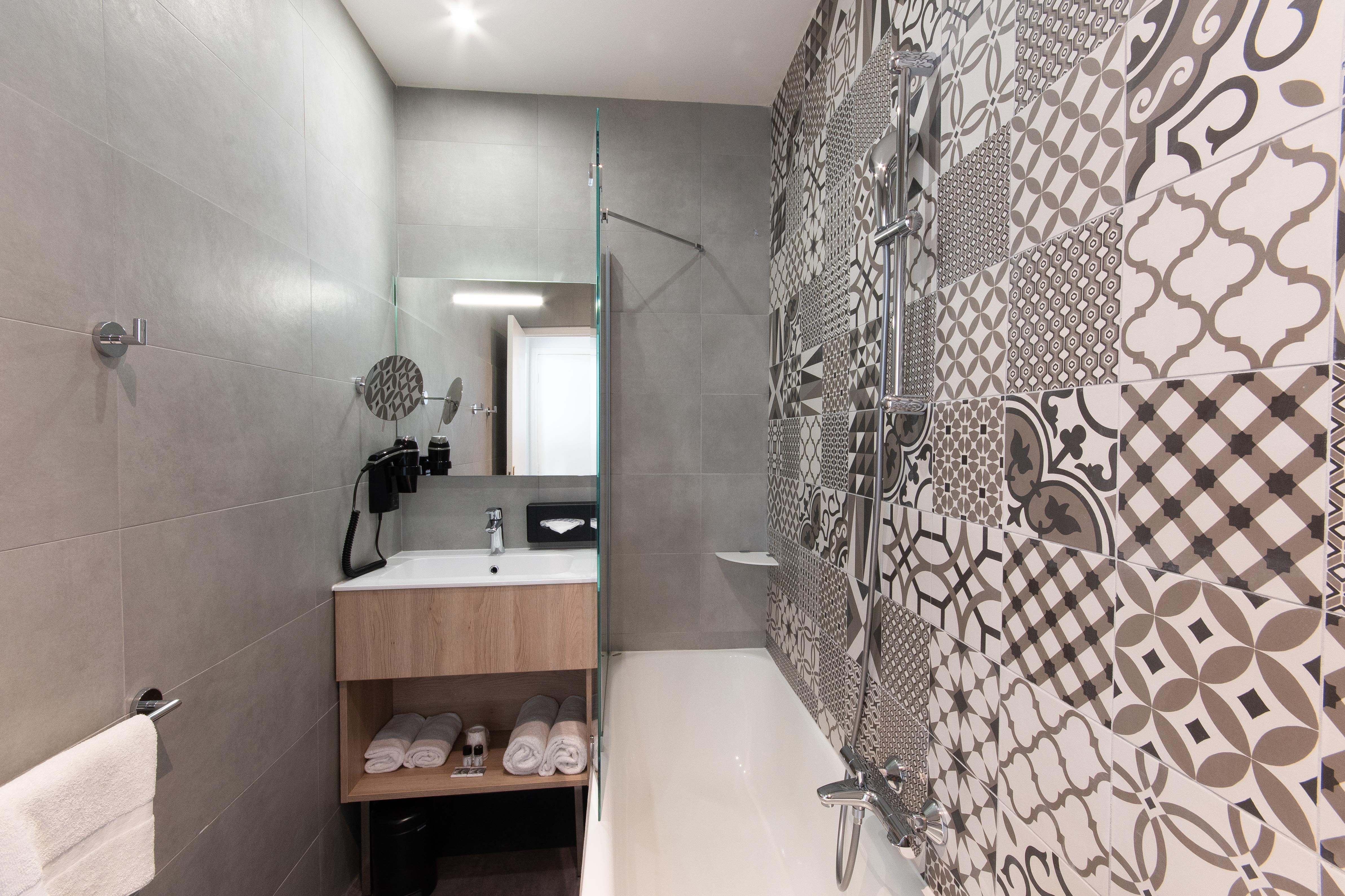 Aria Hotel 3*